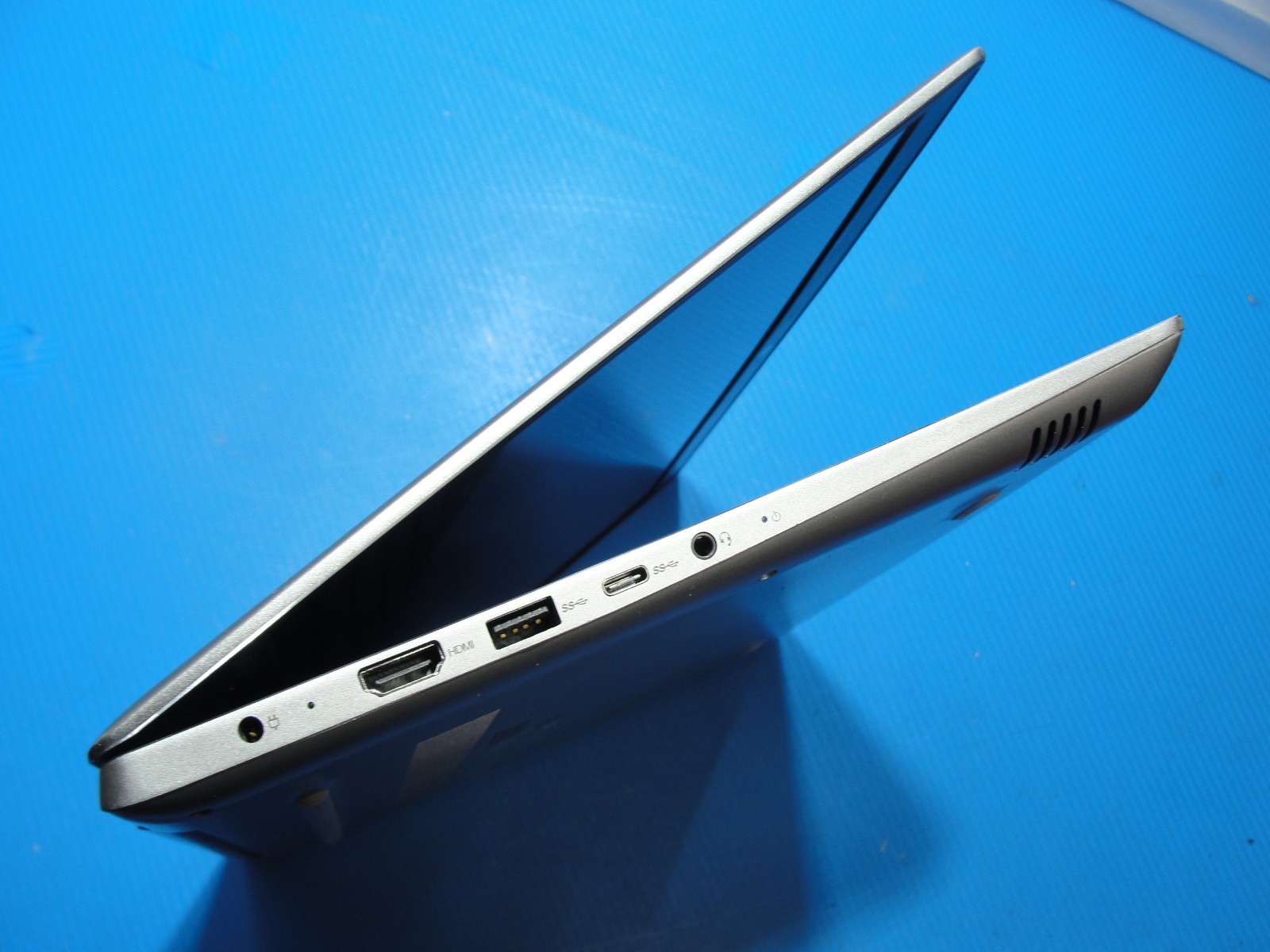 Lenovo IdeaPad 520S-14IKB 14”FHD i5-8250U 1.6GHz 8GB 1TB HDD Win11 Home+Charger