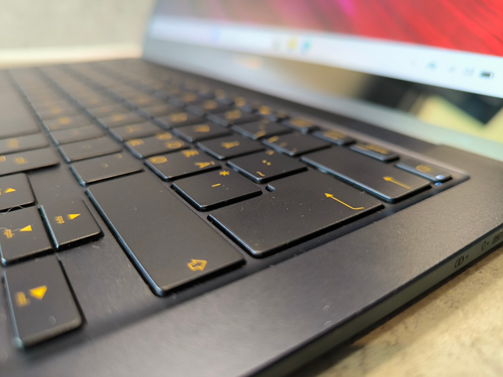 SUS ZenBook UX490UA – Ultra-Slim Premium Ultrabook | i5 | 8GB RAM | 512GB NVMe