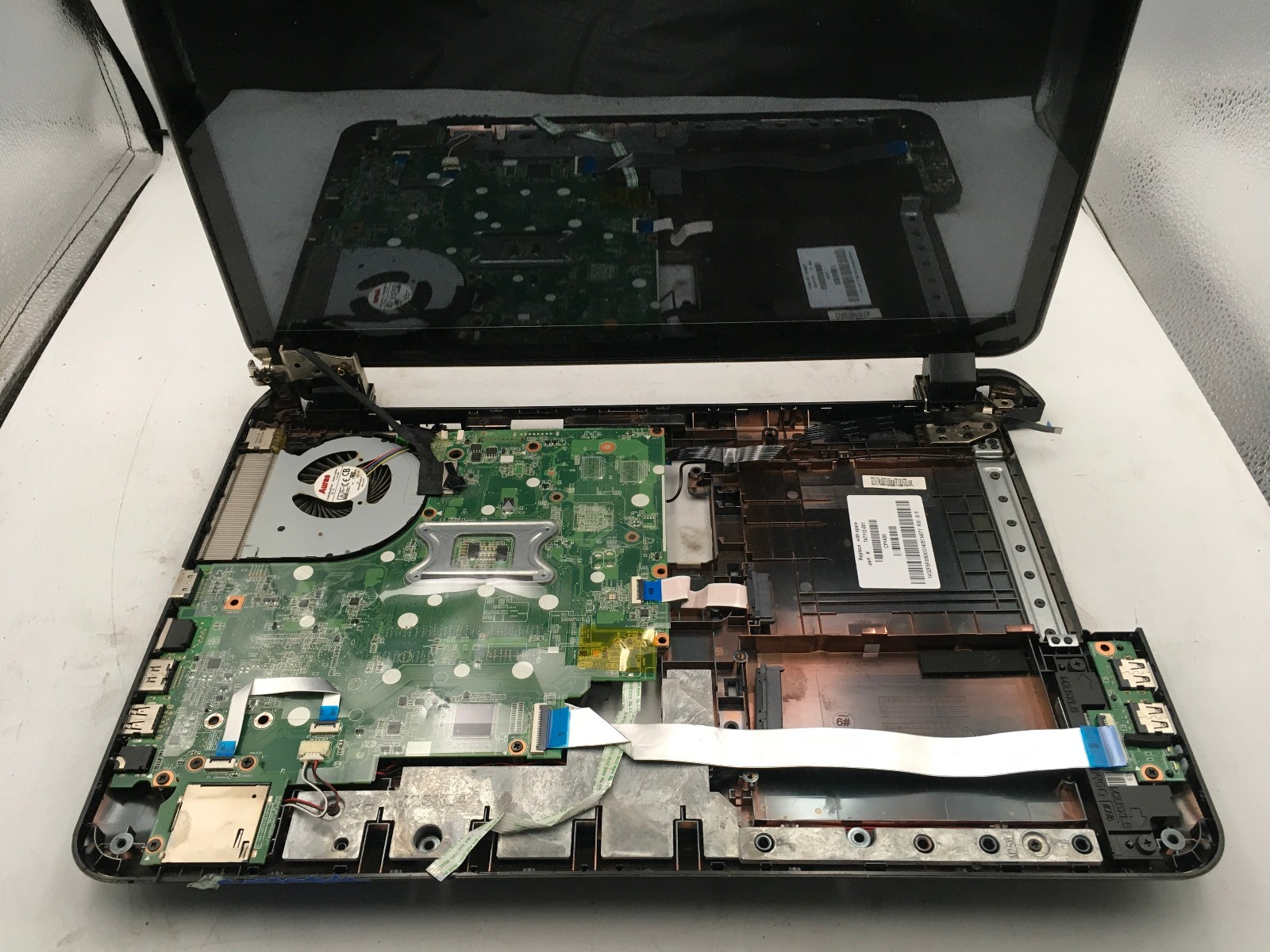 HP 15 D069WM – FOR PARTS/DAMAGED – INTEL i3-3110M – NO RAM – NO BATTERY -READ-BB