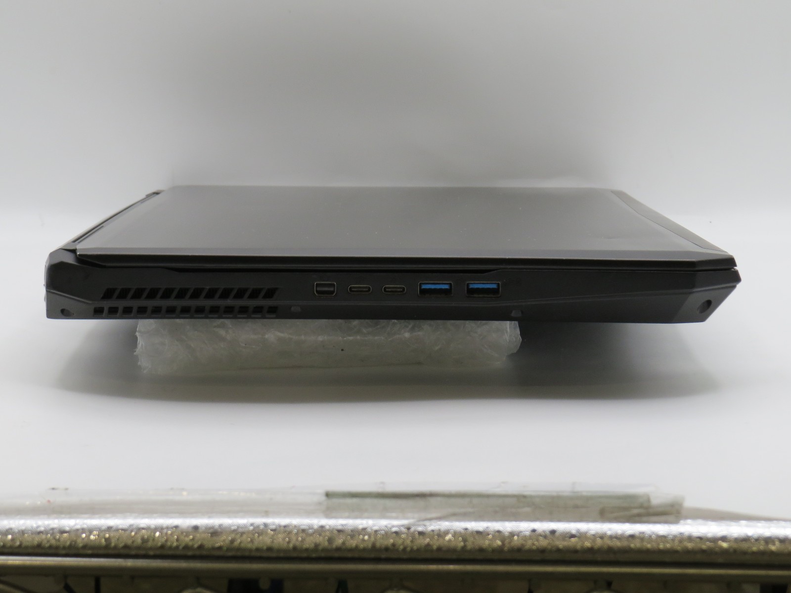 Eluktronics P650HS i7-7700HQ @ 2.8GHz NVIDA GTX 1070 15.6″ No RAM/HDD/OS/AC