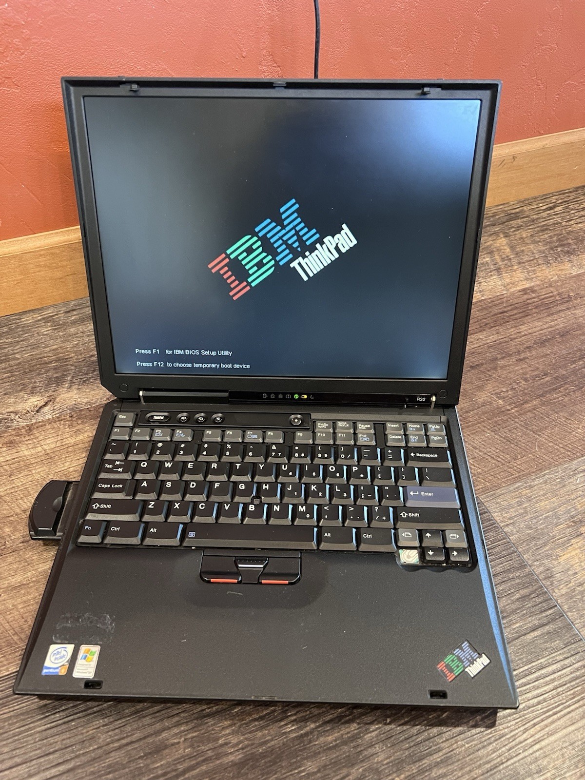 IBM ThinkPad R32 Type 2658 14″ Laptop – Works- 1.80GHz Pentium 4M, 512MB
