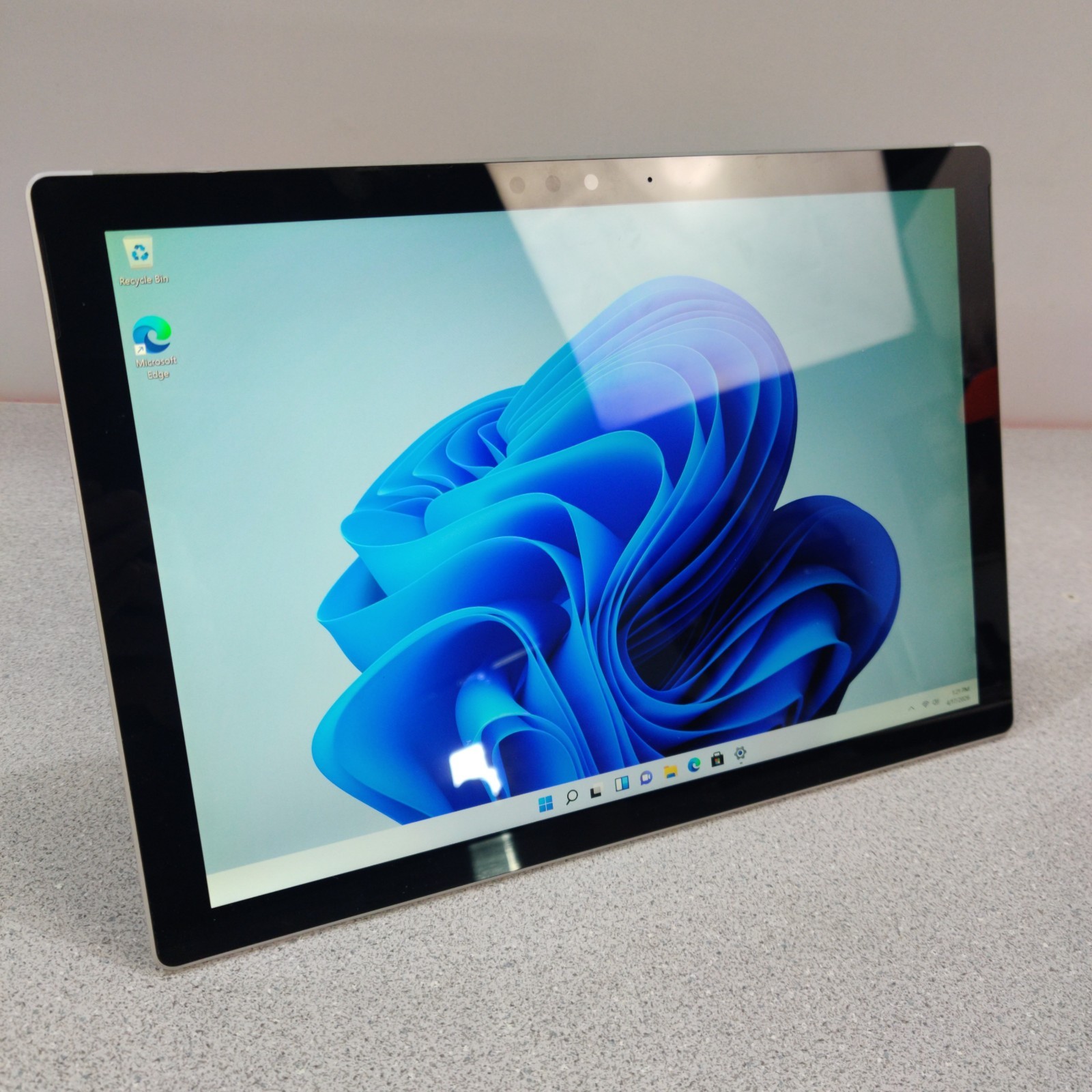 Microsoft Surface Pro 1796 i5-7300U 4GB 128GB Win11Pro NO KEYBOARD – FOR PARTS