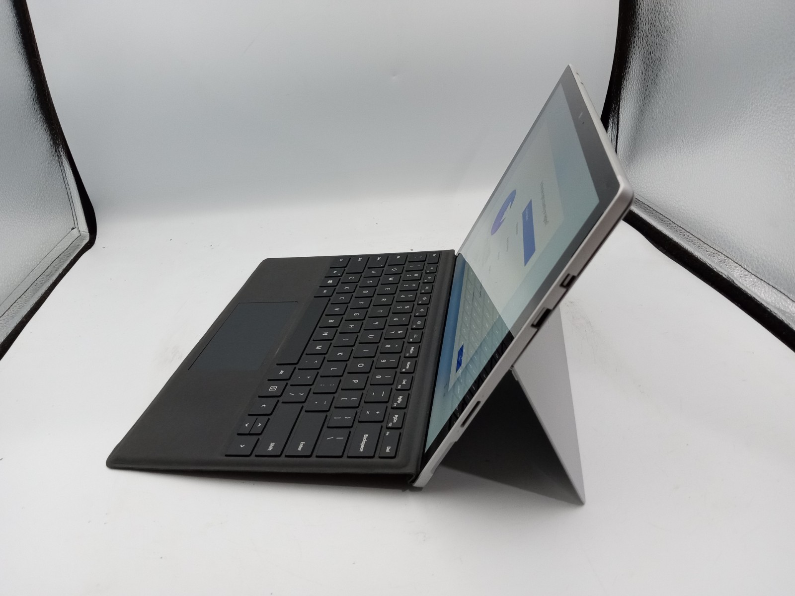 Microsoft Surface Pro 5 1796 12.3″ i7-7660U 16GB RAM 512GB SSD W11 with Case -RR