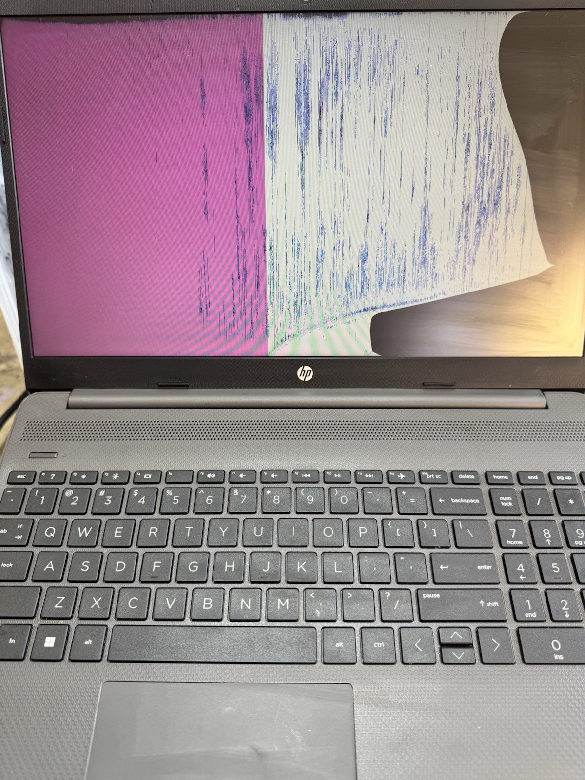 HP 255 G8 Laptop – AMD 3020e Radeon Graphics 4GB RAM – 128GB SSD -broken Screen