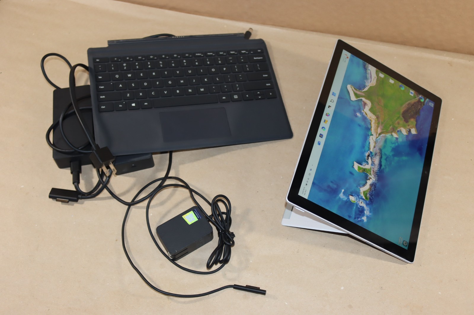 Microsoft Surface Pro 5 i5-7300U 8GB RAM 256GB Wi-Fi + LTE