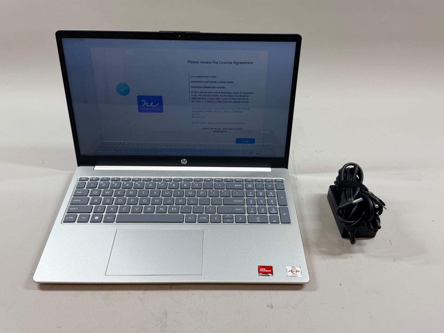 HP Envy 15.6″ Athlon Silver 7120U 3.5GHz 8GB RAM 1TB SSD Radeon Graphics