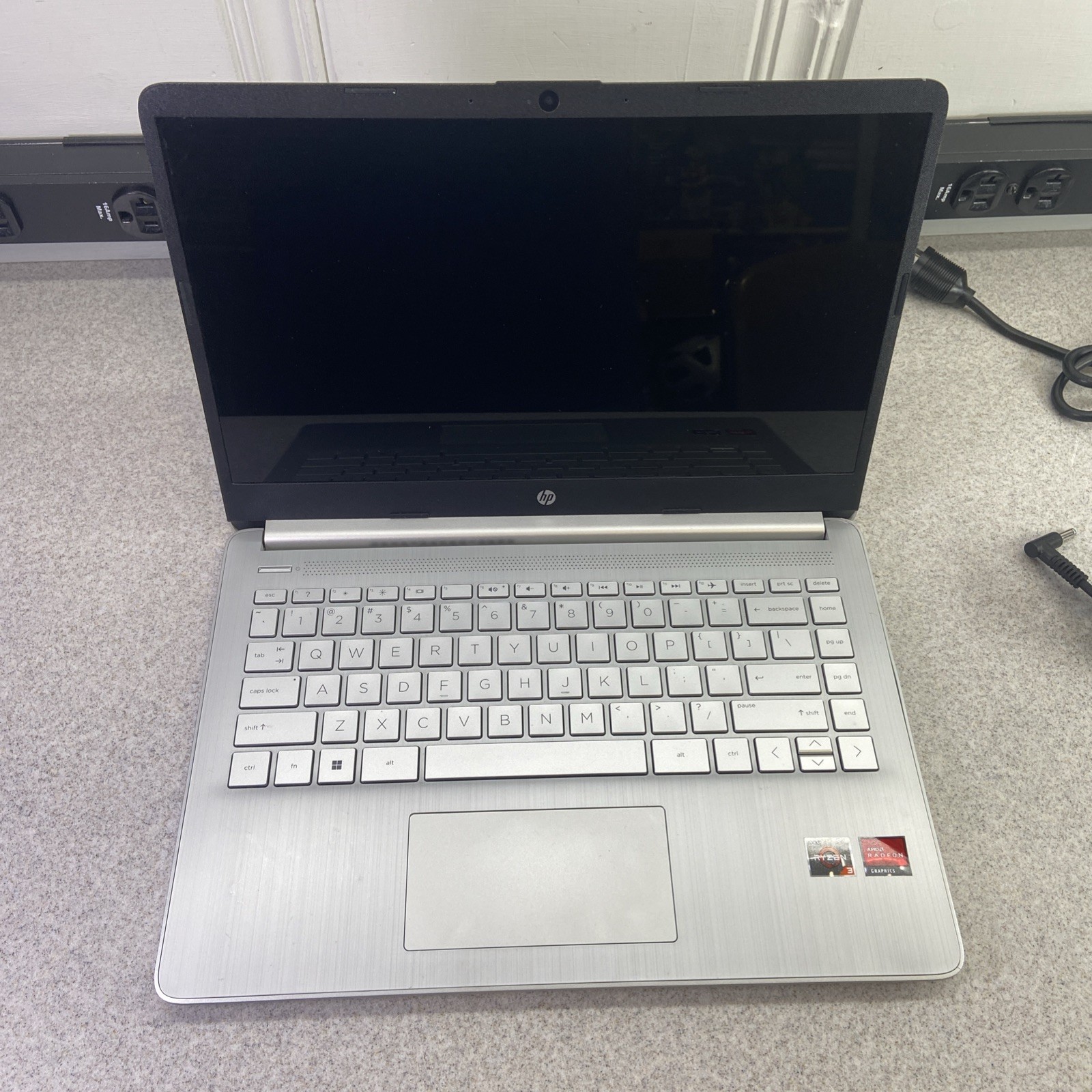 HP 14-fq0110wm HP 14″ FHD AMD Ryzen 3 3250U 2.6GHz AMD Radeon Graphics 4GB RAM