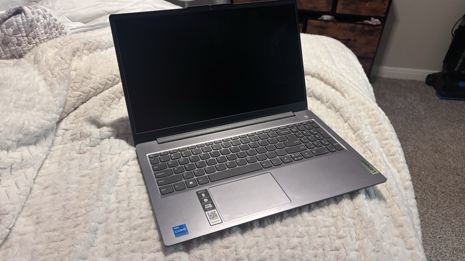 Lenovo IdeaPad Slim 3 15IAN8 15.6″ i3 8GB 256GB SSD Gray Windows 11 Barely Used