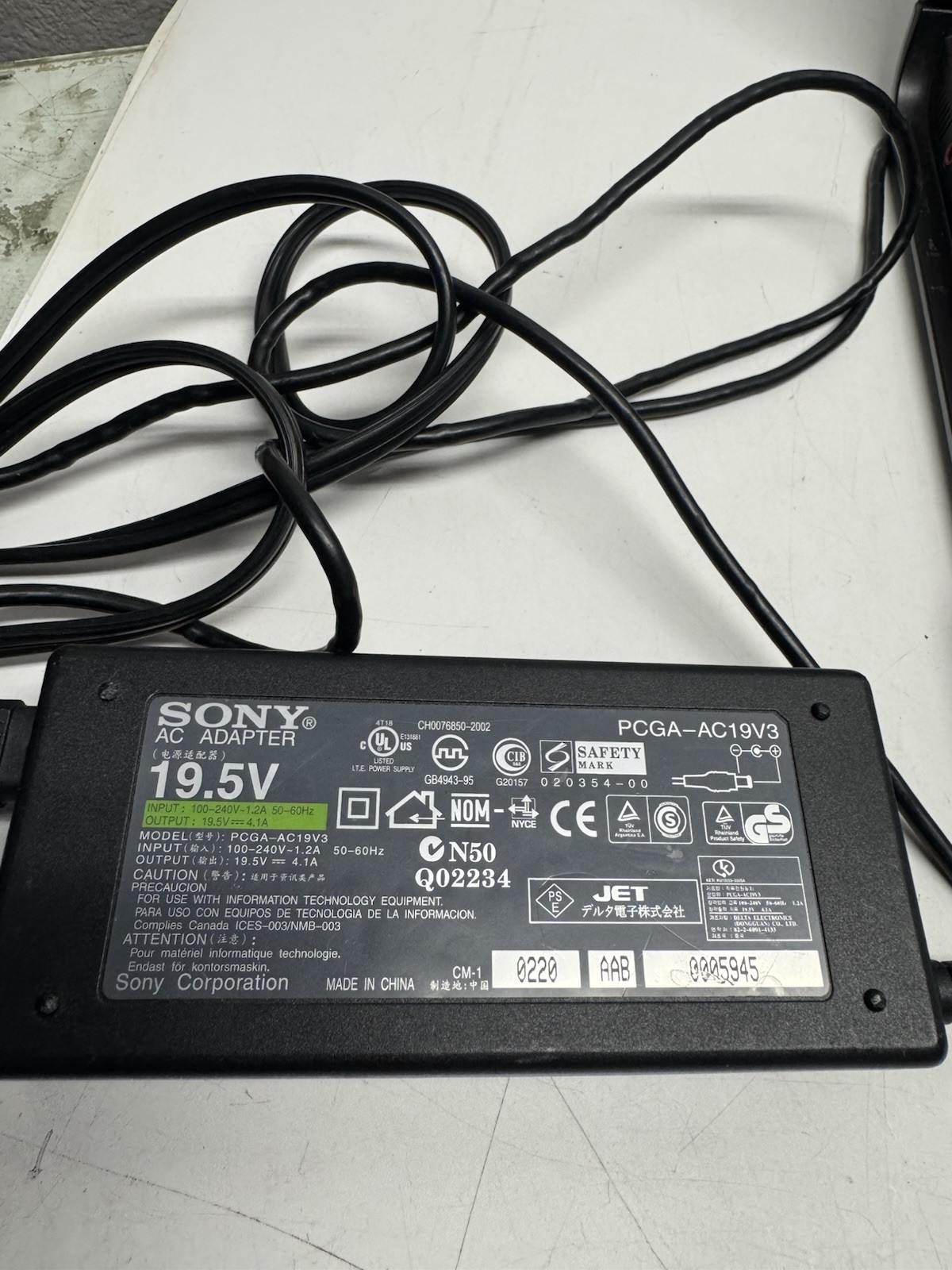 Vintage Sony Vaio PCG-8QEL Pentium Windows 7 DVD 1.25GB RAM 70GB Hard 15″