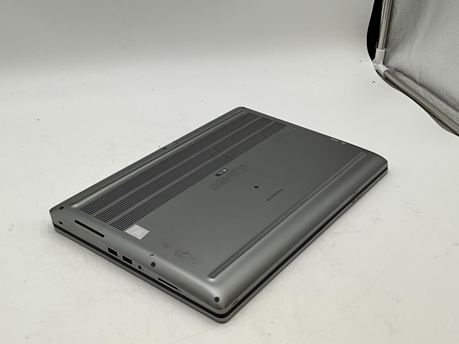 DELL Precision 7560 i7-11850H 2.50g 32GB 1tb T1200 15.6″ WIN11 Laptop 8T0F2J3