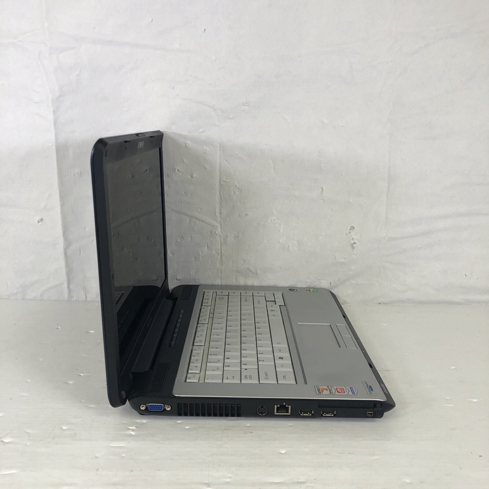 TOSHIBA SATELLITE A215-S5822 AMD Turion 64 x2 – 2 GB Ram – NO HDD/OS