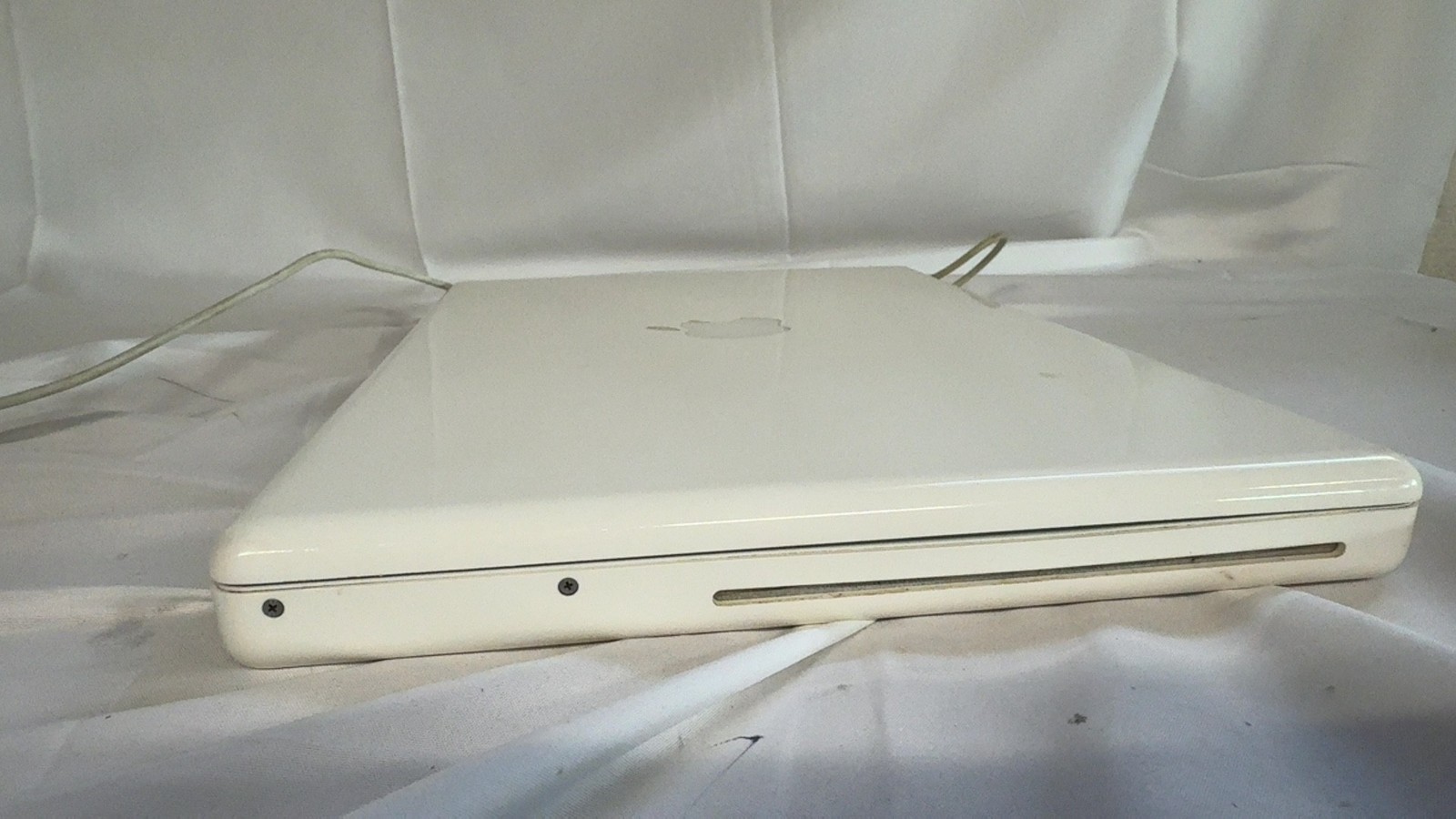 Apple MacBook 2.16GHz Intel Core 2 Duo 2GB DDR2 120GB HDD 13.3″ White
