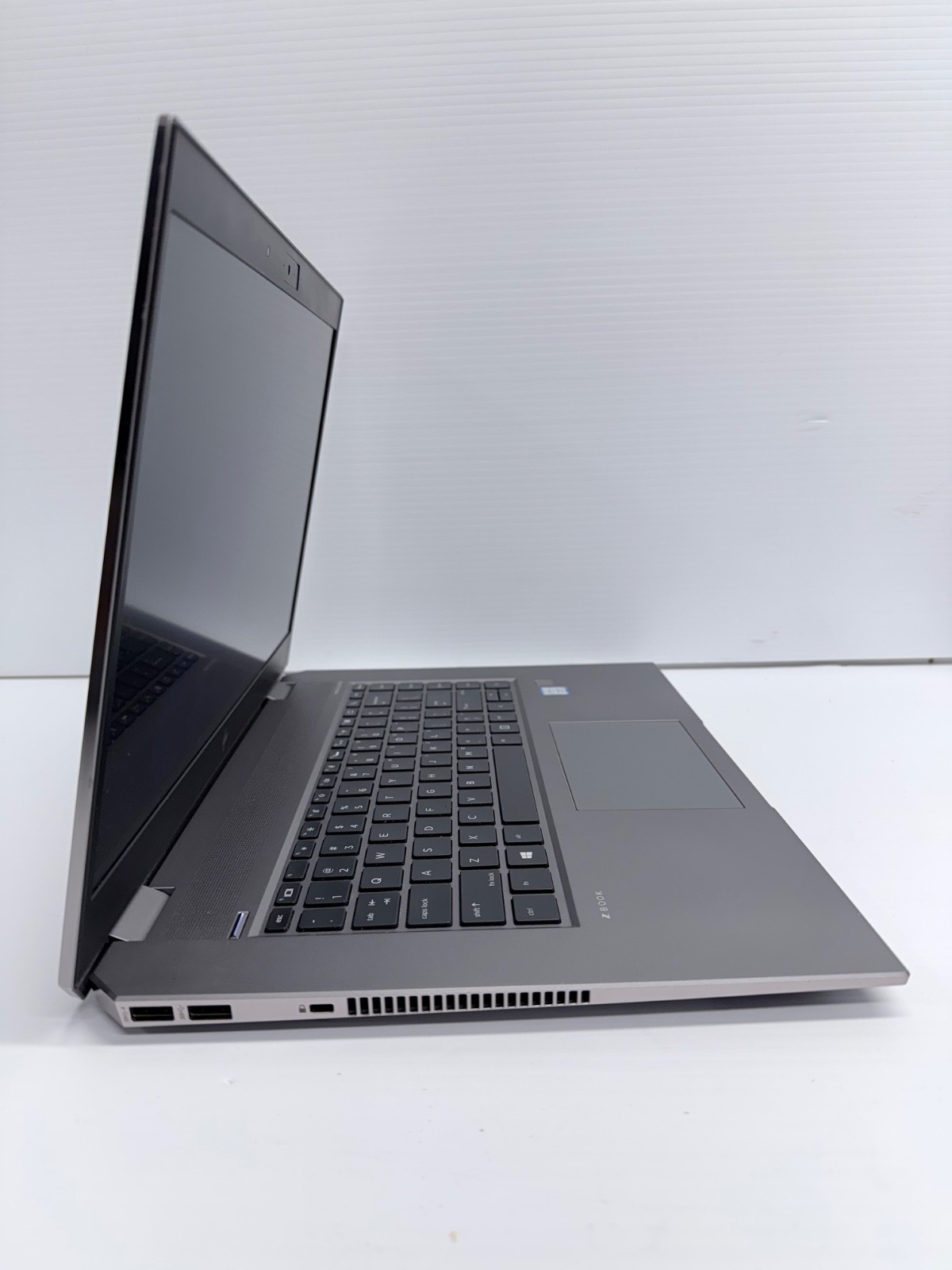 HP ZBook Studio G5 | i7-8850H | 24GB DDR4 | P1000 | 15.6″ l 256 GB SSD