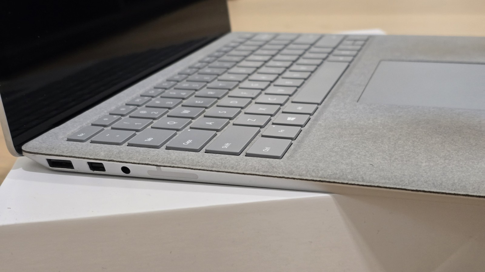 Microsoft Surface Laptop 13.5″ (256GB SSD, Intel Core i7-7660U, 2.50GHz, 8GB