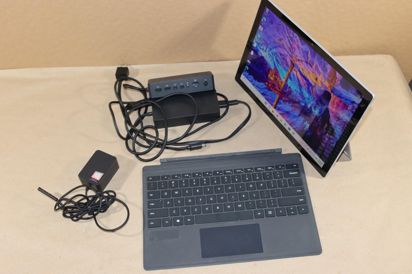 Microsoft Surface Pro 5 i5-7300U 8GB RAM 256GB Wi-Fi + Cellular / LTE