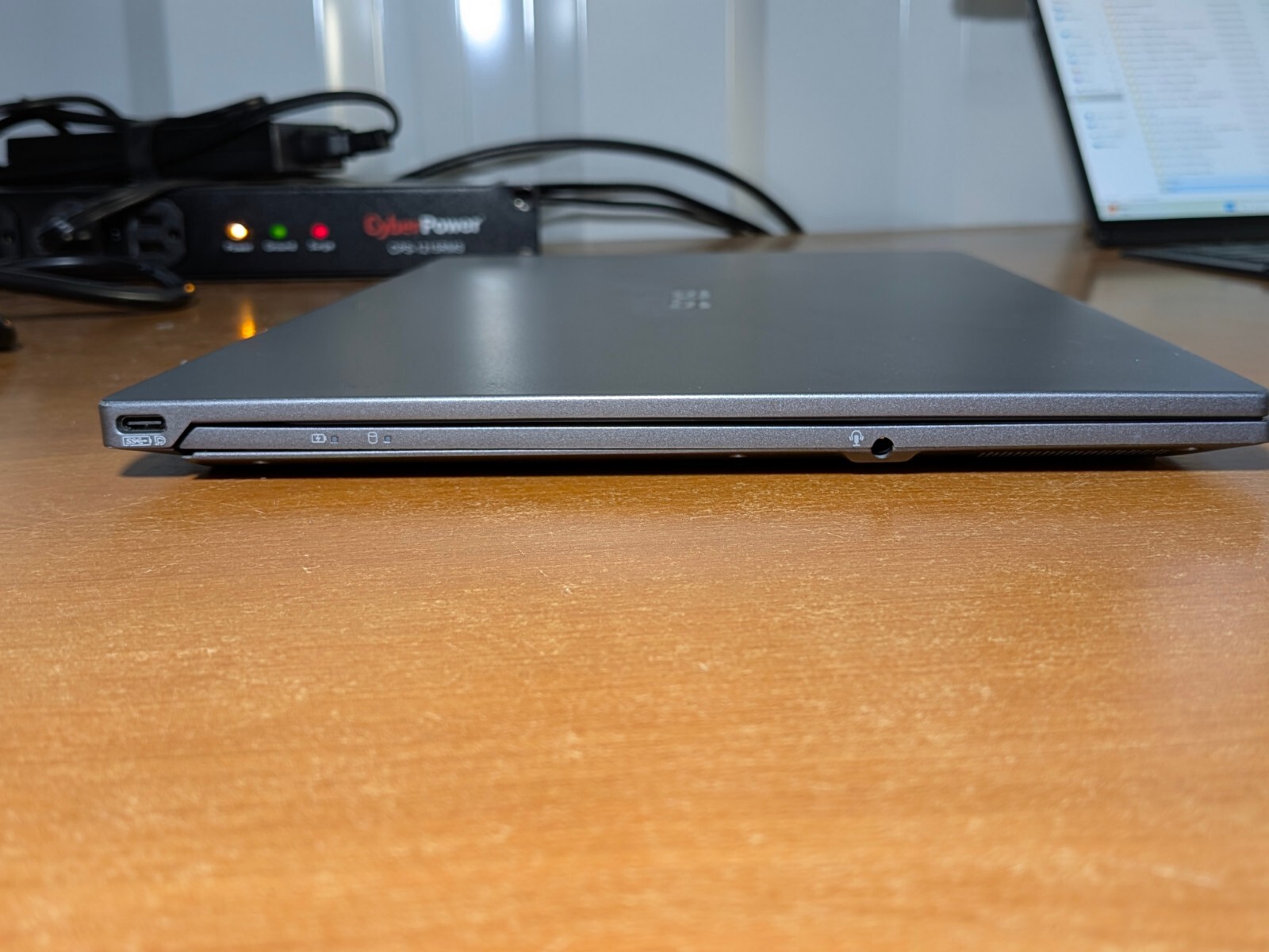14″ ASUS B9440U Notebook Laptop – 7th Gen i7 Processor – No power!!