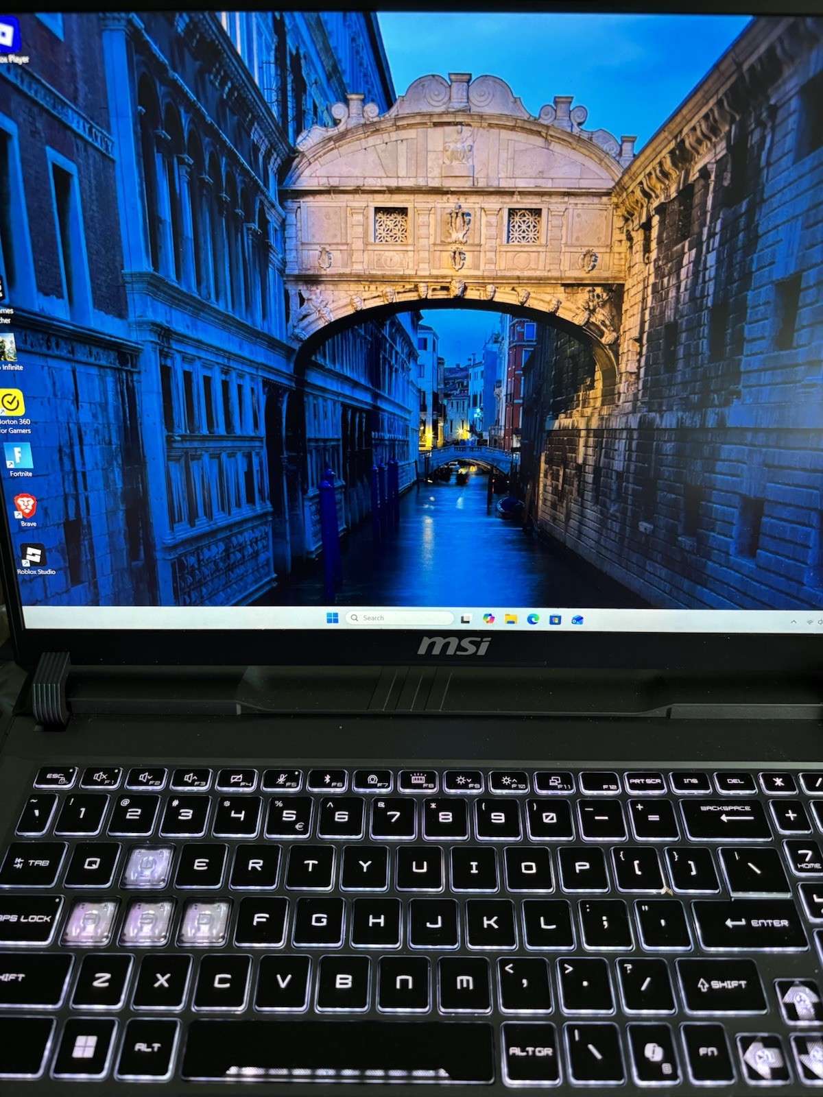 MSI Vector 16 HX AI 400 16″ 240Hz Intel 9-275HX RTX 5080 32GB 1TB SSD – Upgrade