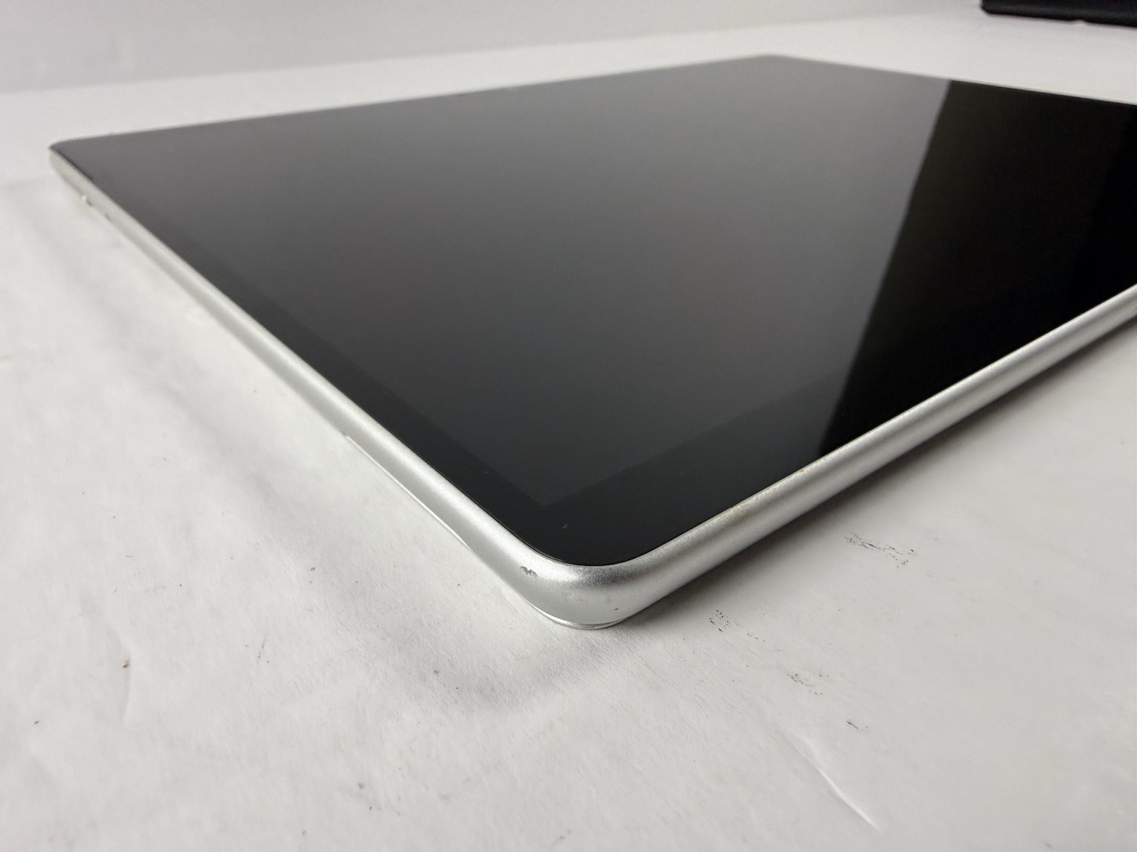 Microsoft Surface Pro 8 (1982) i5-1145G7 – 16GB RAM – 256GB 120Hz – Win 11 Pro