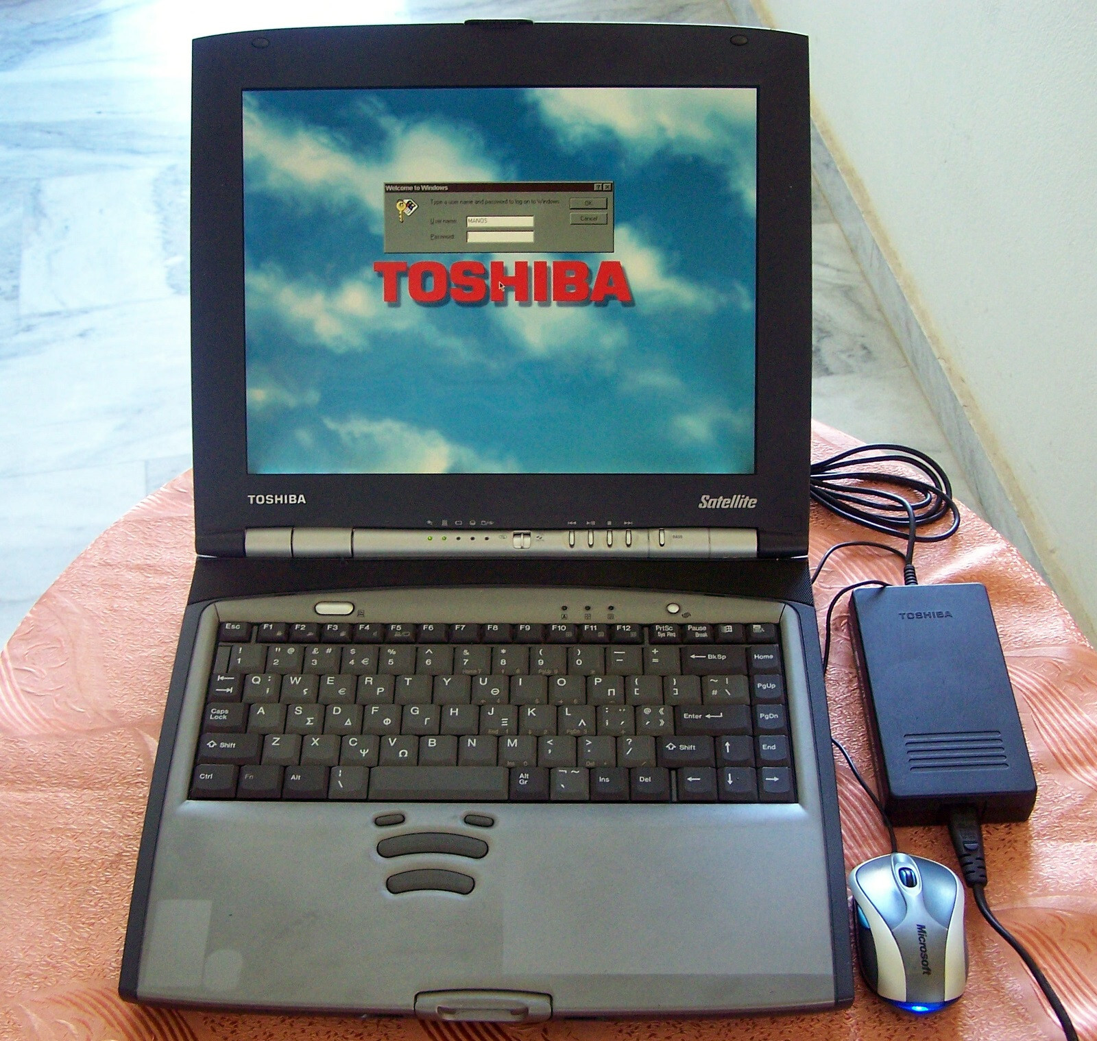 Win 98 Toshiba S-2800 Intel 650 MHz, 96MB, 4GB, Floppy, Parallel, Dos Νο cds ibm