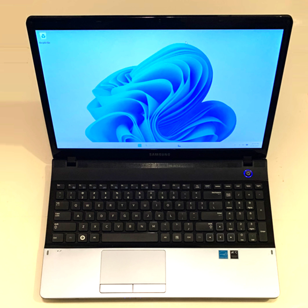 Samsung NP300E5C-A0BUS 15.6″ WIN 11 ACTIVATED Pentium 2.2GHz 8GB RAM 500GB HDD