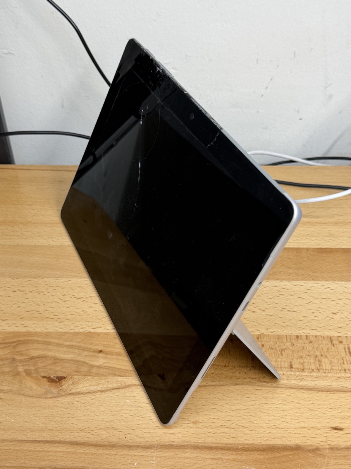 Microsoft Surface Go 1st Gen 1824 10″: Pentium 4415Y, 8GB RAM, 128GB SSD – READ