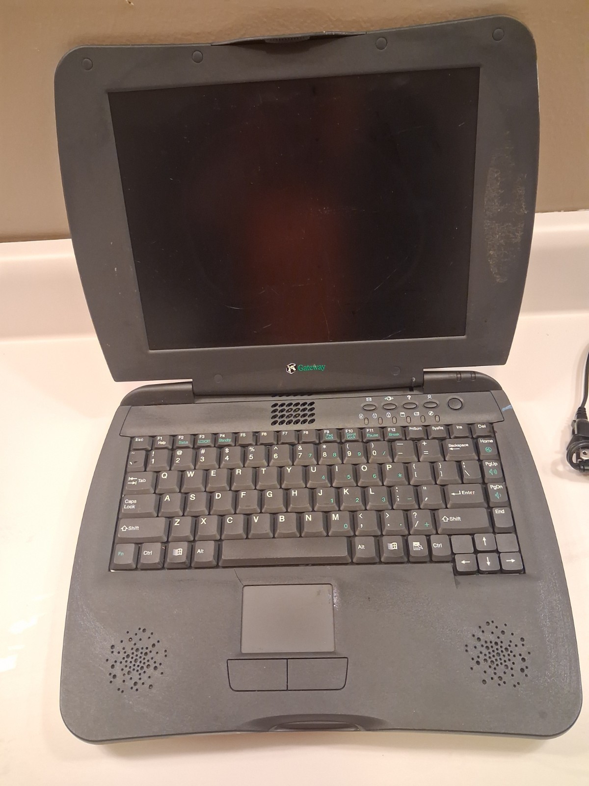 Vintage Gateway Solo 1150 Laptop Windlows ME – Parts or Repair Only