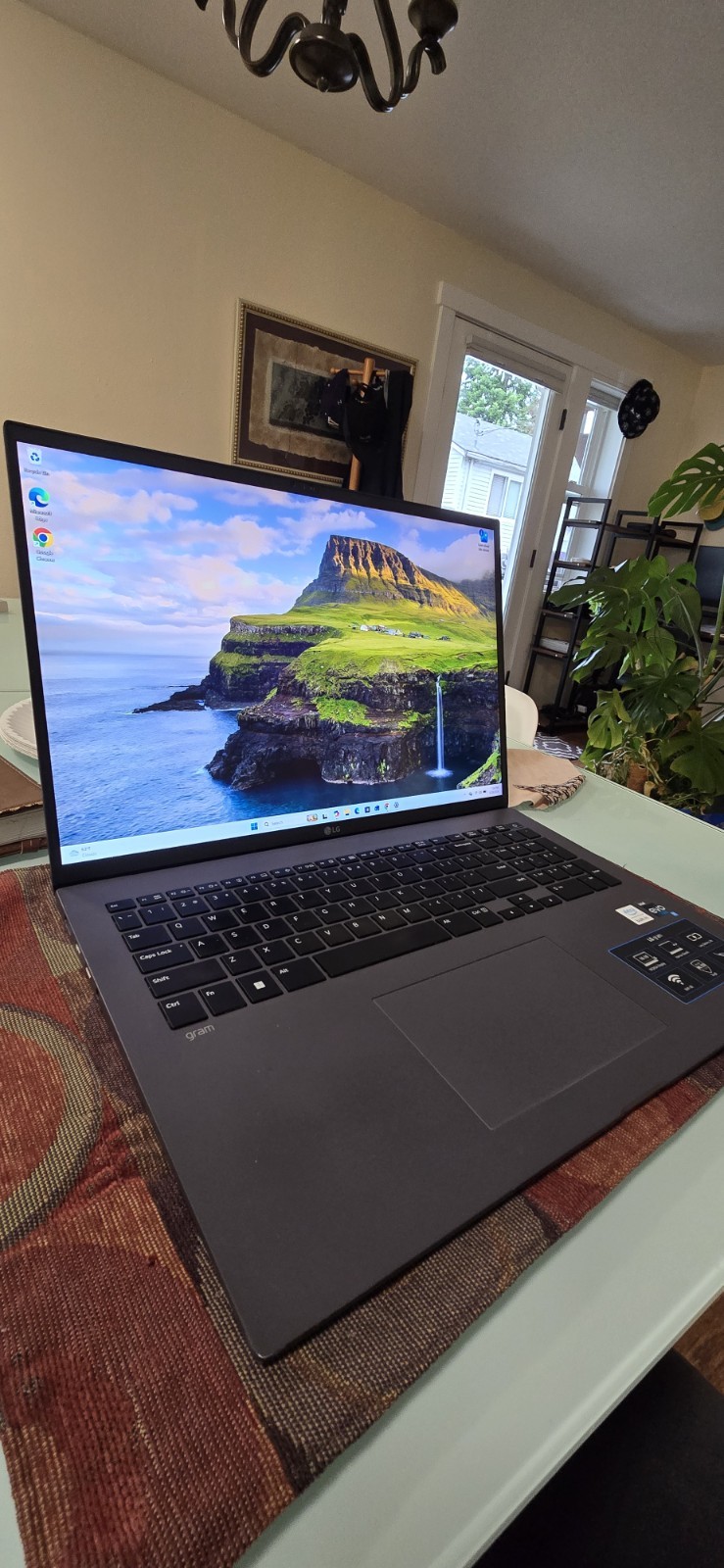 LG gram 17Z90Q 17″ i7 16GB 1TB SSD 2560×1600 Wi‑Fi 6E Win 11 Gray