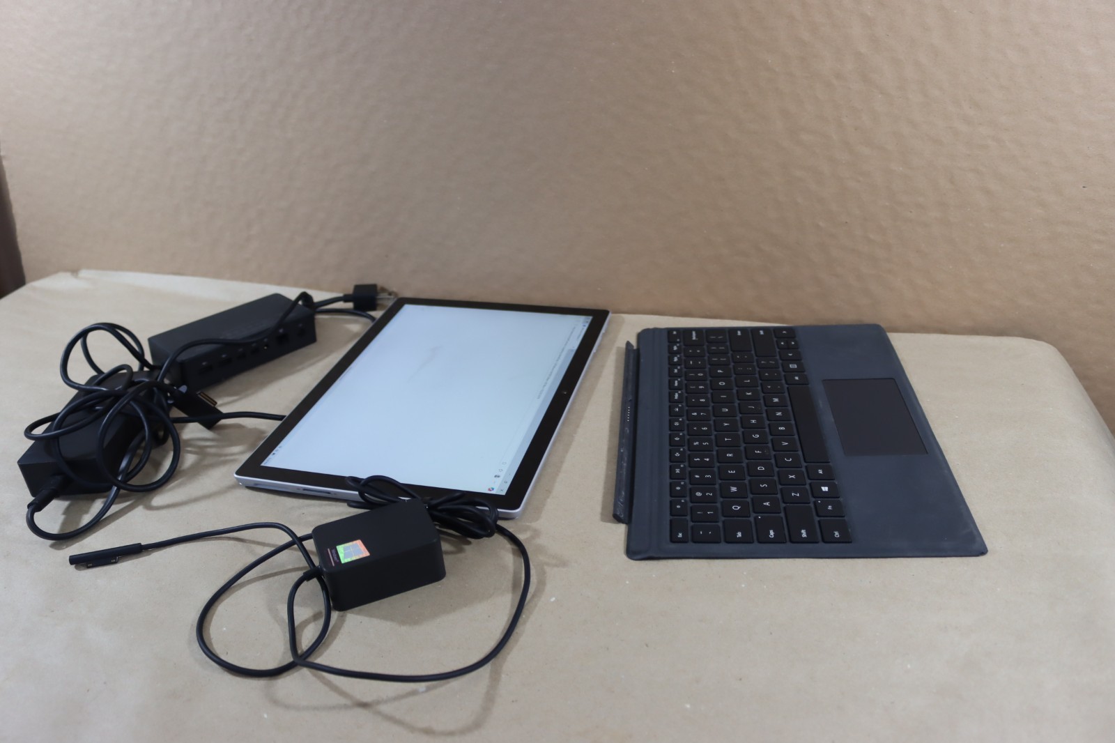 Microsoft Surface Pro 5 i5-7300U 8GB RAM 256GB Wi-Fi + LTE