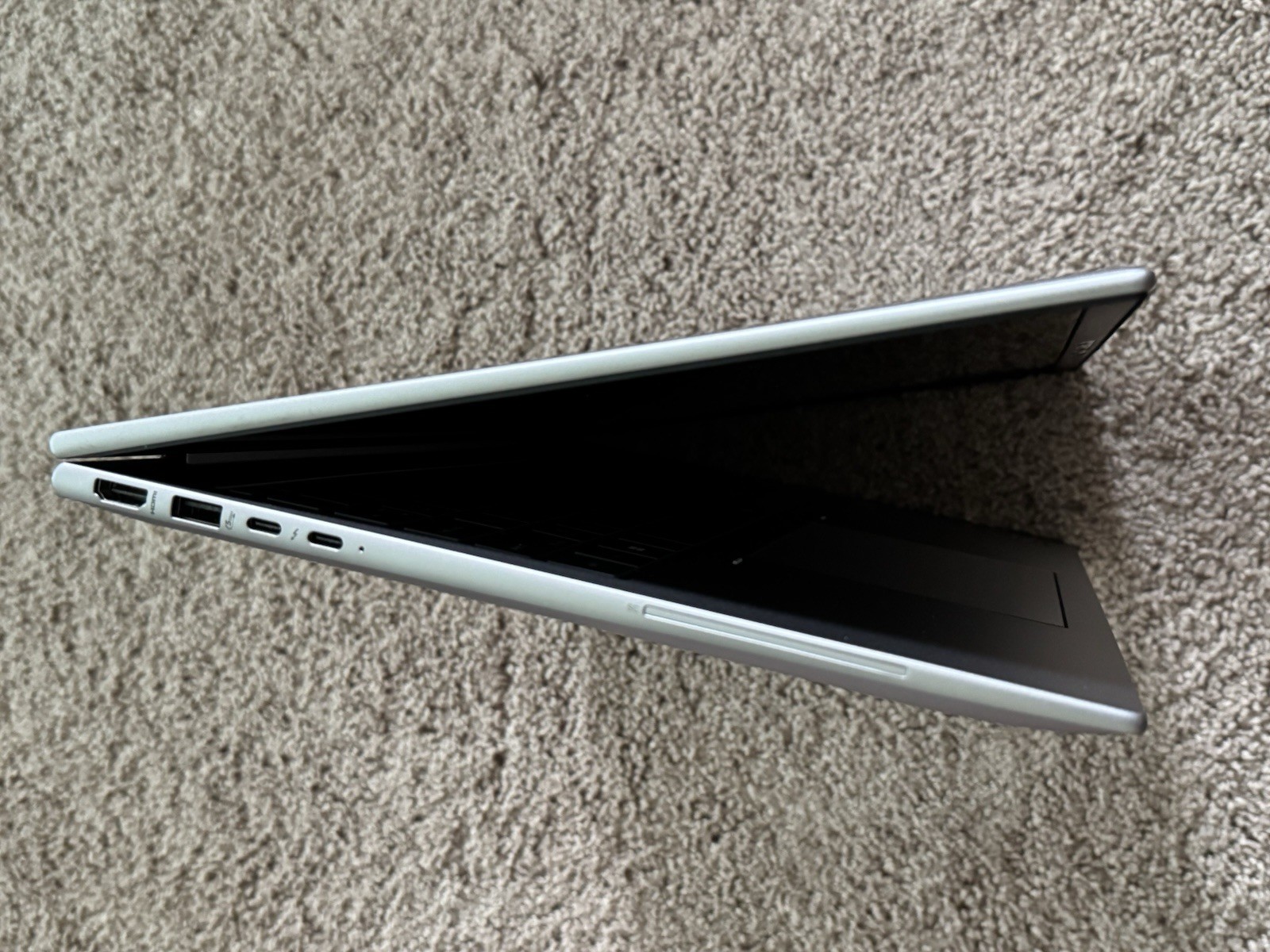 HP ZBook Firefly 16 G11 FHD+ 1.4 GHz Ultra 7 165H 16GB 256GB SSD Backlight/