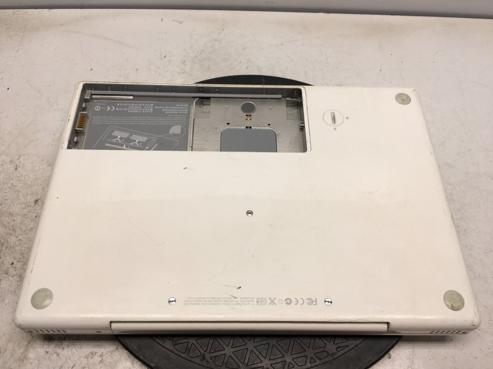 Apple MacBook A1181 Intel Core 2 Duo 2.16GHz 1 GB NO HDD