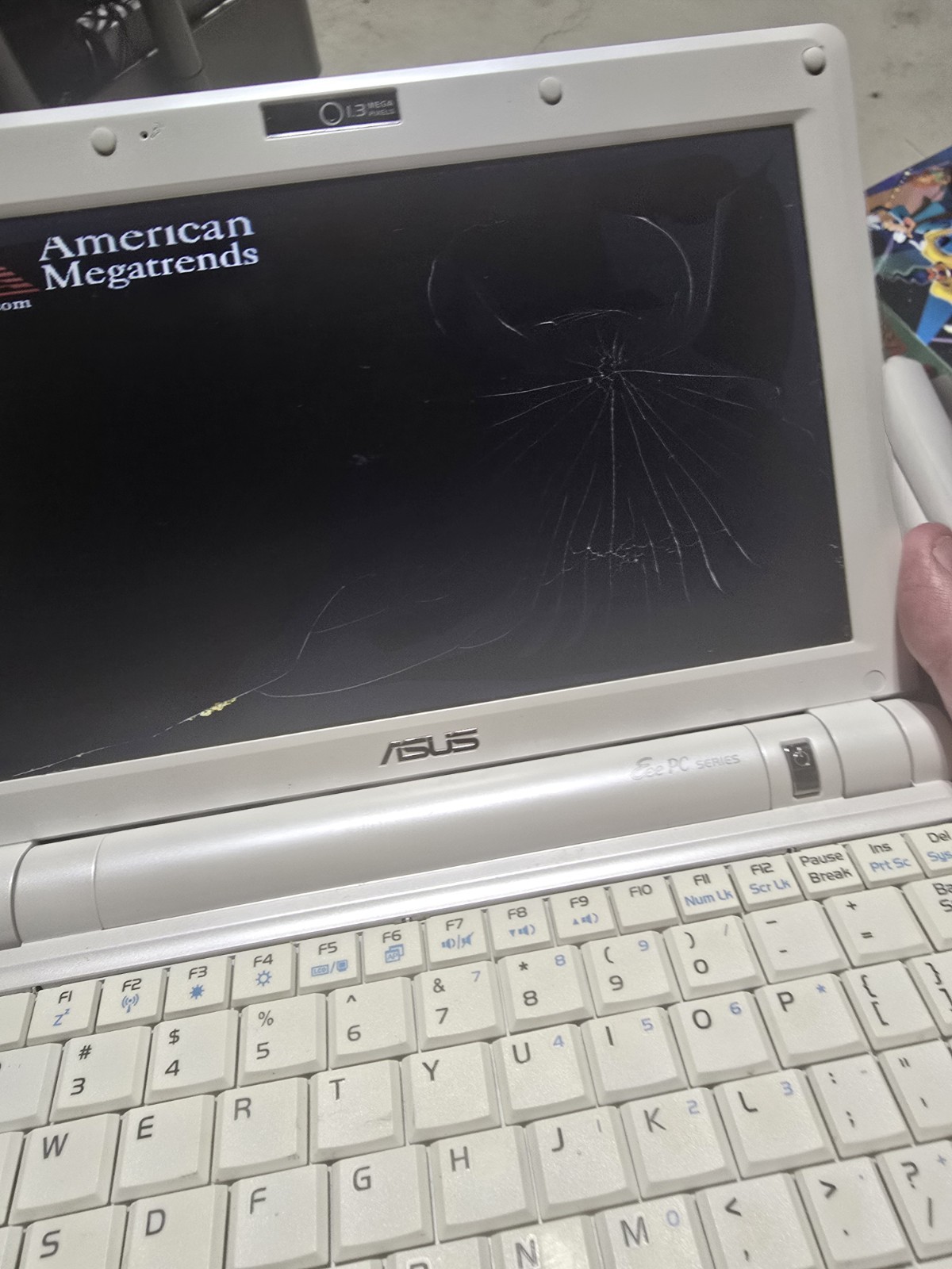 PC Asus EEE PC 900 Pearl White NO CORD – BROKEN SCREEN – SOLD AS-IS E02