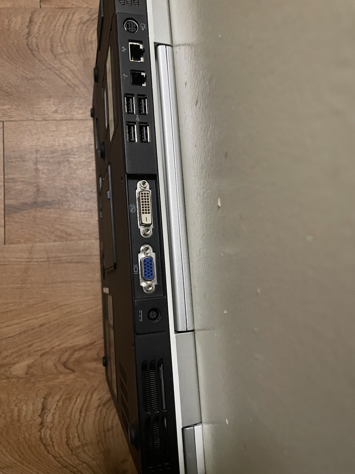 Dell Inspiron 9300 Laptop Linux 18″ PentiumM 1GB + Charger & CarryingCase Wi-Fi