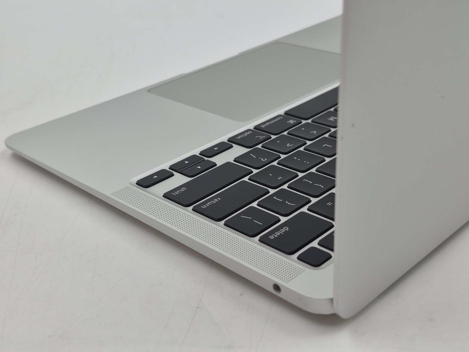 Apple MacBook Air A2337 13″ M1 3.20GHz 8GB RAM 256GB SSD macOS Tahoe
