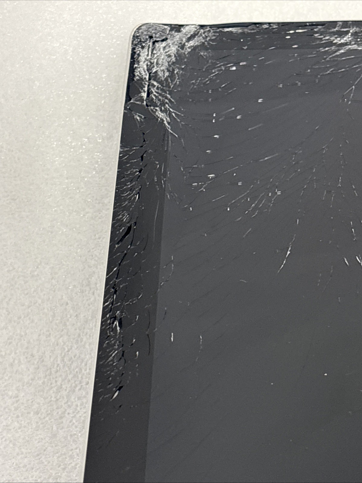 Microsoft Surface Pro 7 12.3″ (128GB, Intel i5-10th, 8GB) – Platinum *Cracked*