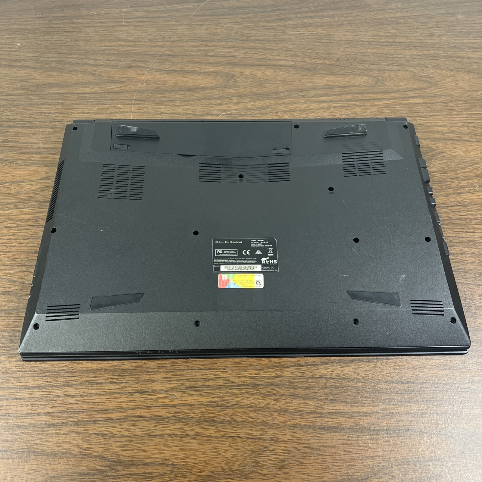 Eluktronics Eluktro Pro N870HP 17.3″ Core i7-7700HQ 2.8GHz Laptop – Barebones