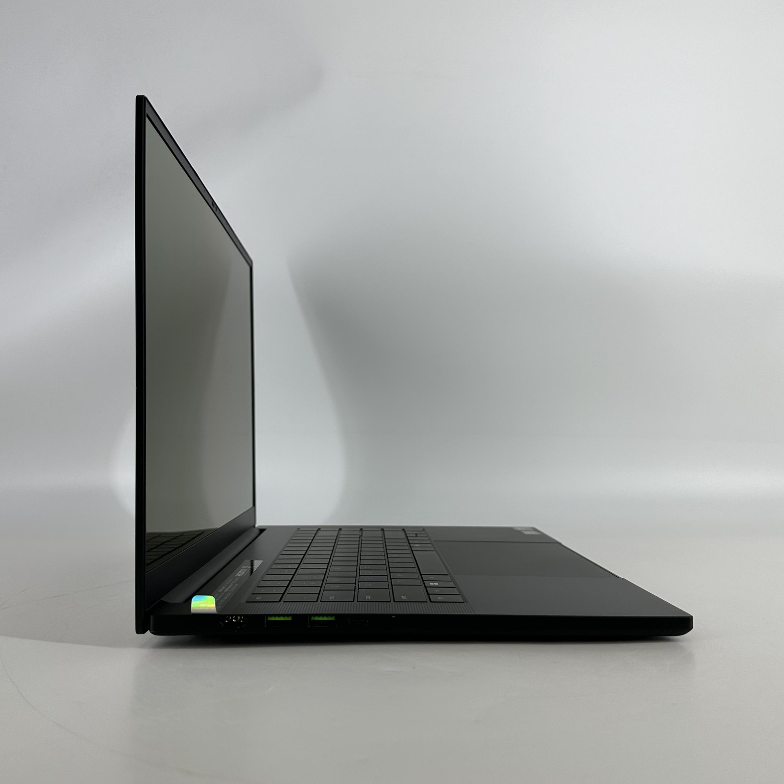 Razer Blade 16 240Hz QHD+ 2.0 GHz Ryzen AI 9 365 32GB 1TB SSD RTX 5070 Very Good