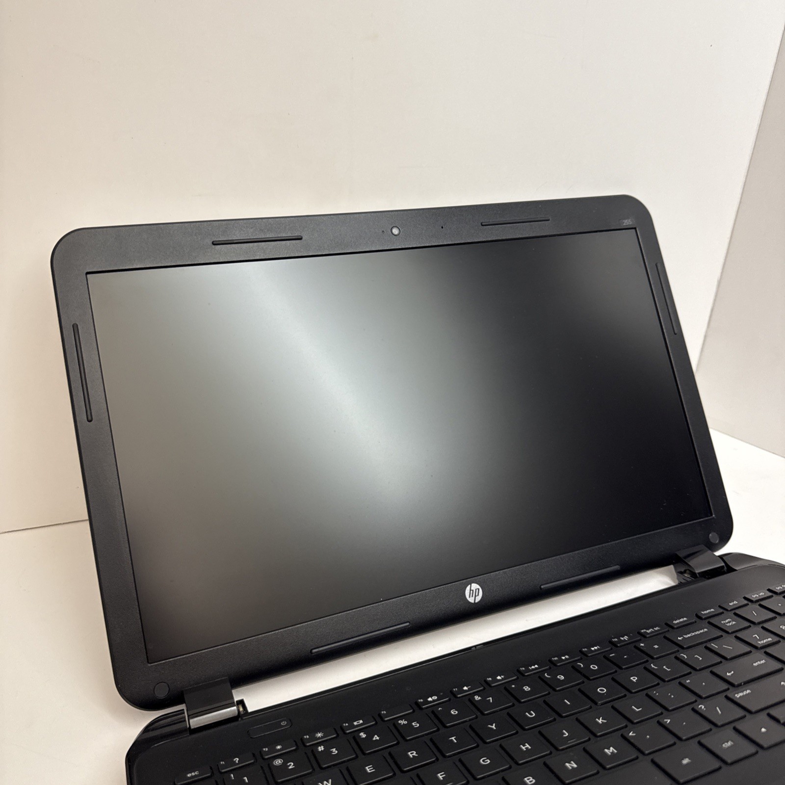 HP 255 Laptop AMD A4 4gb Radeon R2 15.6″ win 10 250GB HDD – No Battery – As Is