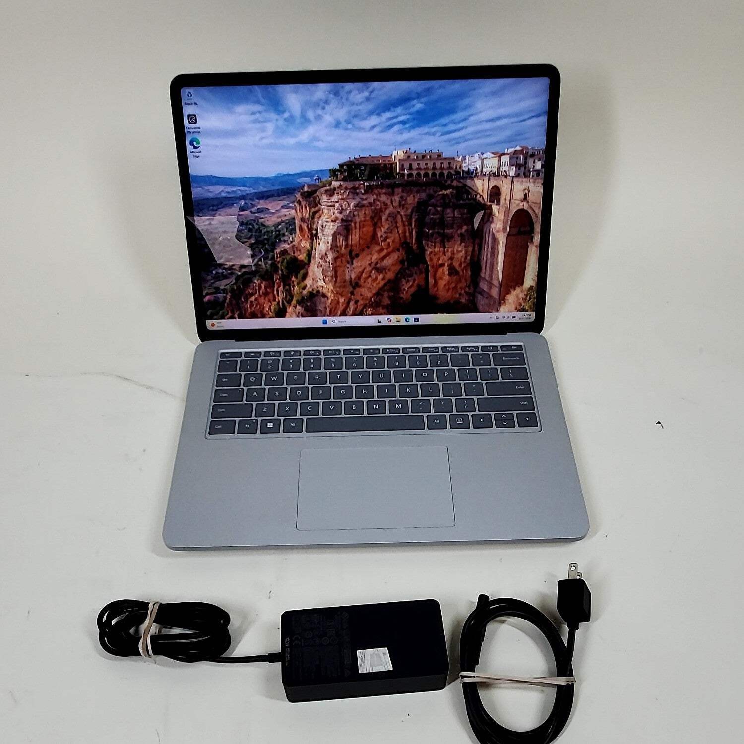 Microsoft Laptop Studio 1 1964 14.4″ i7 3.3GHz 16GB RAM 512GB SSD RTX 3050 Ti