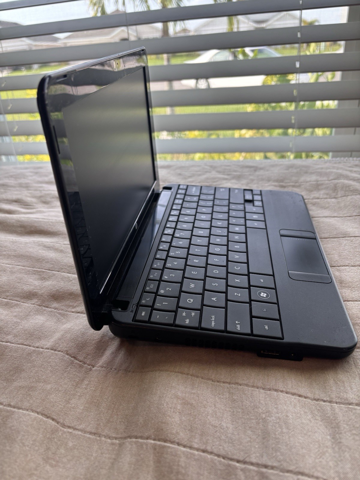 HP Mini 110-3530nr 10.1″ Black Netbook Computer (no charger) Powers On Read Desc