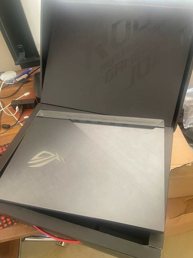 ASUS ROG Strix SCAR III RTX 2070 15.6” 240Hz i7-9750H 32GB RAM 1 TB SSD 1 TB HDD