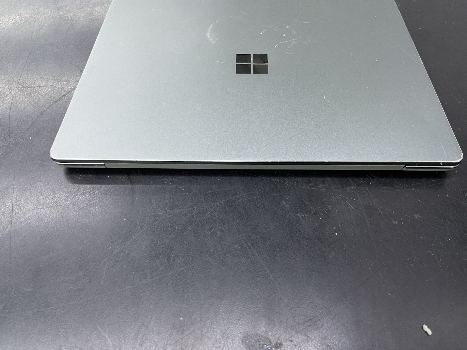 Microsoft Surface Laptop Go 2 12.4″ i5-1135G7 2.4Ghz 8GB 128GB Crack in Screen