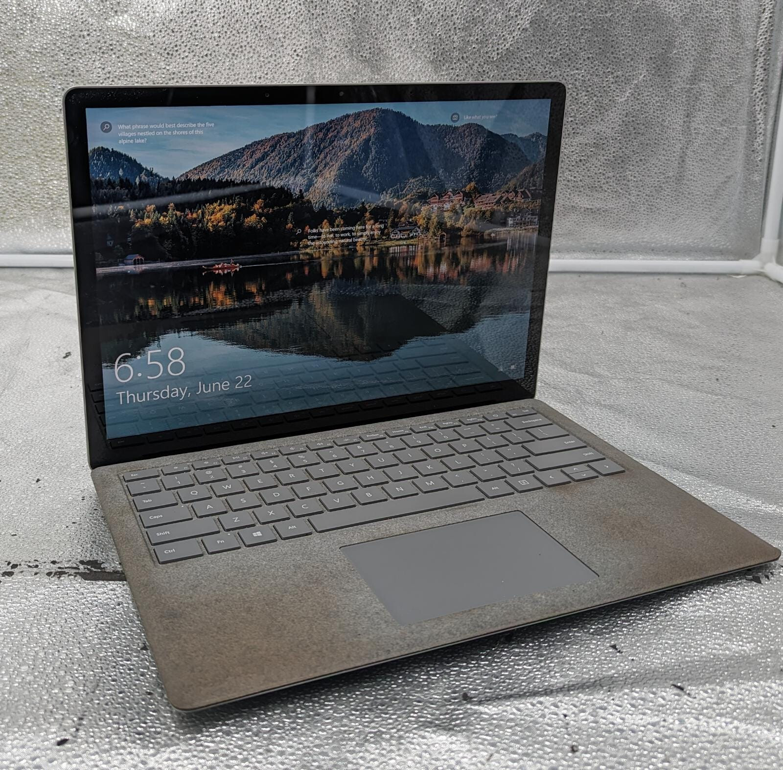 Microsoft Surface Laptop 13.5″ 256GB 8G Intel Core i5 7th Gen. 2.60 GHz *READ*