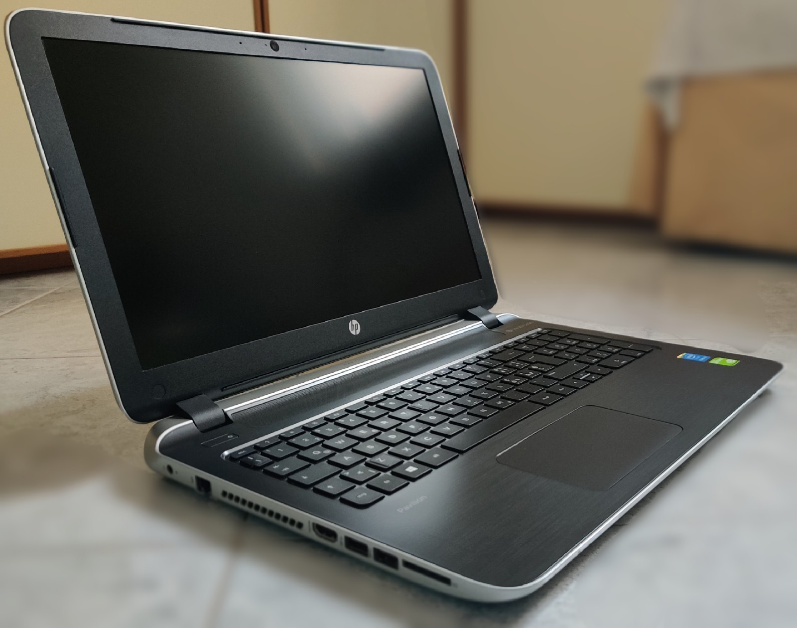 HP Pavilion 15 i5-5200U 8GB 500GB SSHD Full HD NVIDIA 840M Windows 10 Pro GF840M