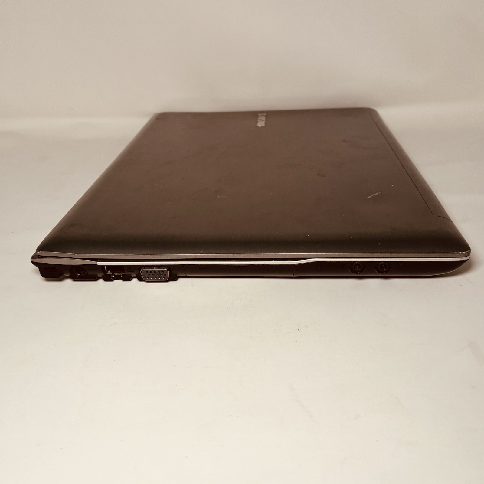 Samsung QX411 14″ Laptop Intel i5-2410M NVIDIA Optimus 6Gb RAM 640GB Powers On
