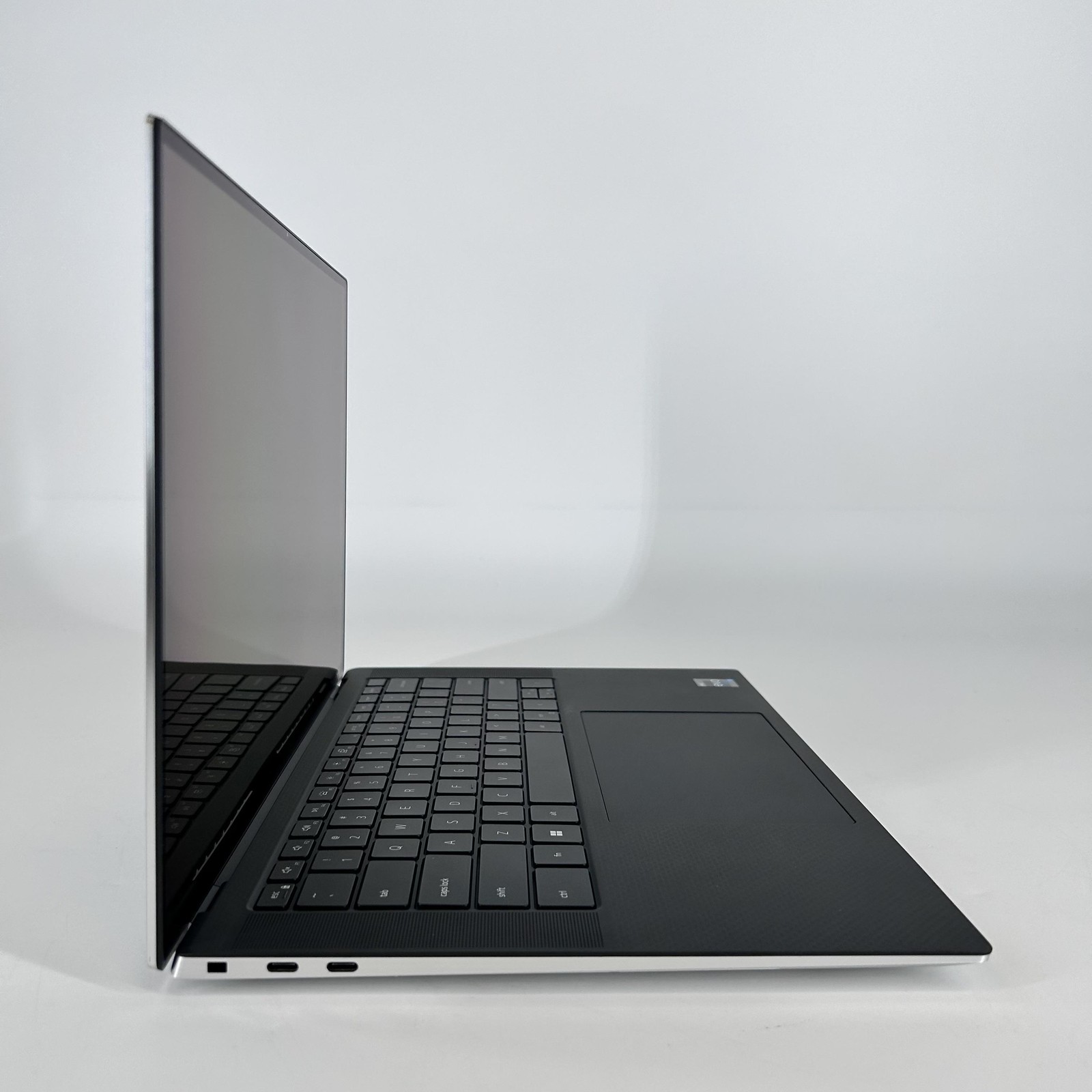 Dell XPS 15 9530 3.5K TOUCH 2.6GHz i9-13900H 32GB 2TB RTX 4070 – CHIPPED SCREEN