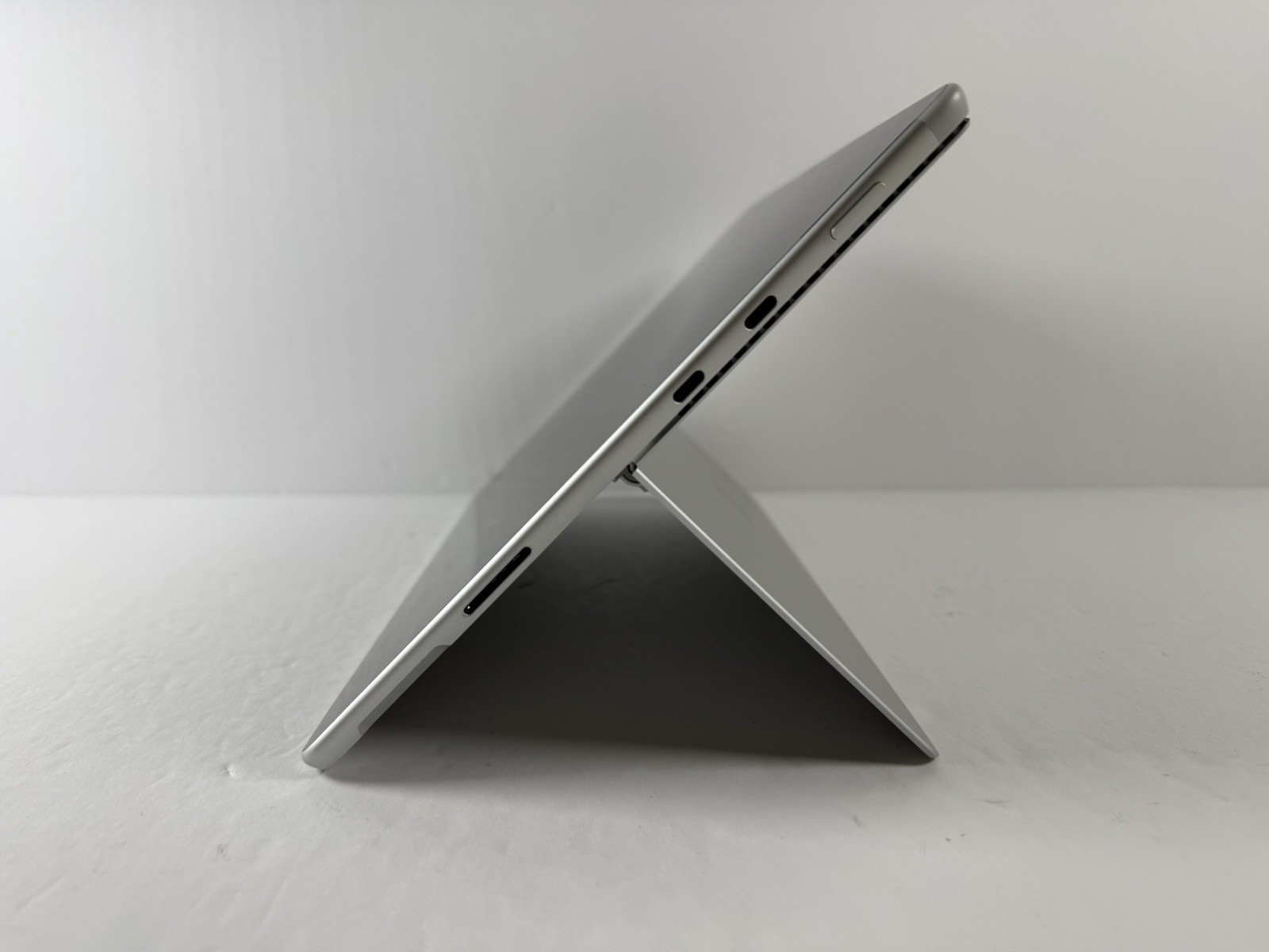 Microsoft Surface Pro 8 (1982) i5-1145G7 – 16GB RAM – 256GB 120Hz – Win 11 Pro