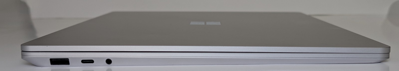Microsoft Surface Laptop 3 13.5” Ryzen 5/ 8GB- 128GB SSD /Vega 9 – Win10. ~357~