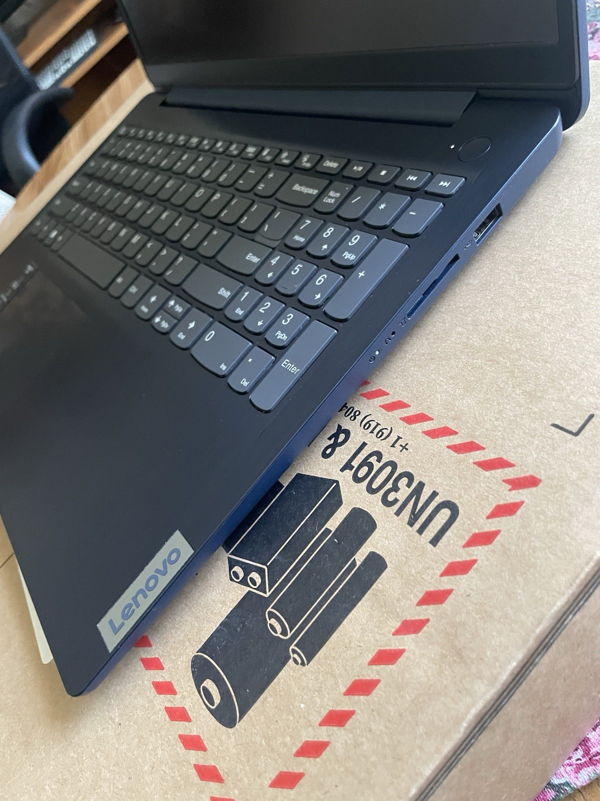 Lenovo IdeaPad 3 15.6″ Touch i5 8GB 512GB SSD Blue + Mouse Bundle – Excellent