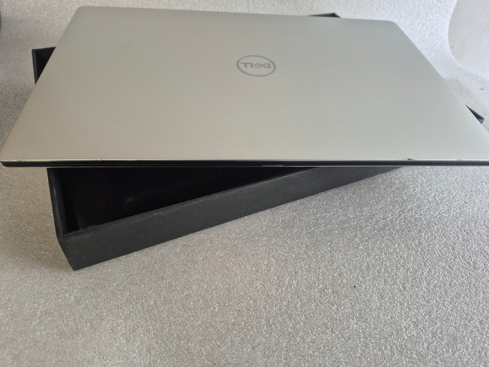 DELL XPS 13 9380 i3-8145U 2.1GHZ RAM 4GB NVME128GB TOUCH SCREEN ,BLUETOOTH, WIFI
