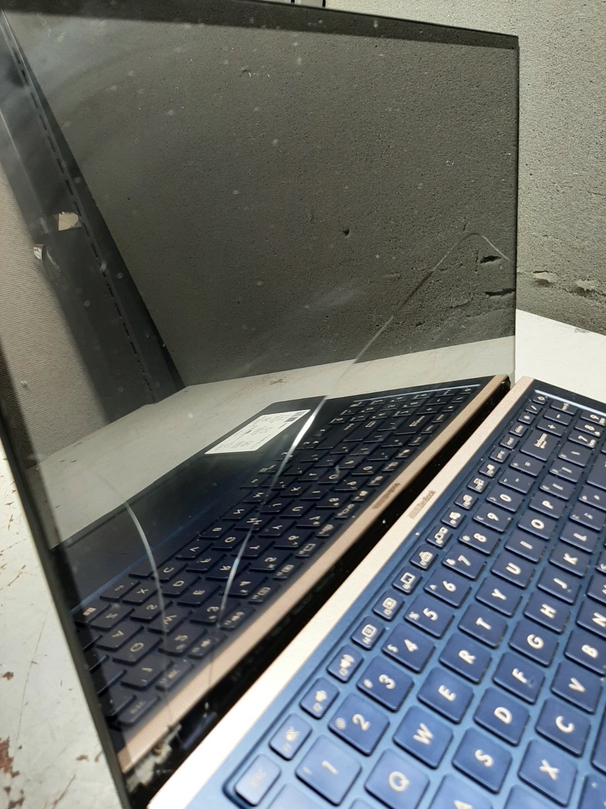 Asus ZenBook 15 15.6″ i7-10510u 16GB RAM No SSD No Battery – FOR PARTS